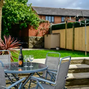  Holiday home Free Parking - Heart Of The - Superb Townhouse & Garden - Peaceful Area But Only 5min Walk To Beach, Shops, Bars, Arena, Marina, Parks